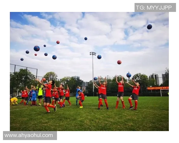 深圳足球队的逆袭之旅:从低谷到巅峰的奋斗与荣耀 深圳足球队的逆袭之旅:从低谷到巅峰的奋斗与荣耀